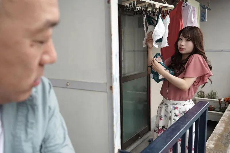Gã hàng xóm chuyên soi mói và cặp vợ yêu chồng thường xuyên rên la quá to