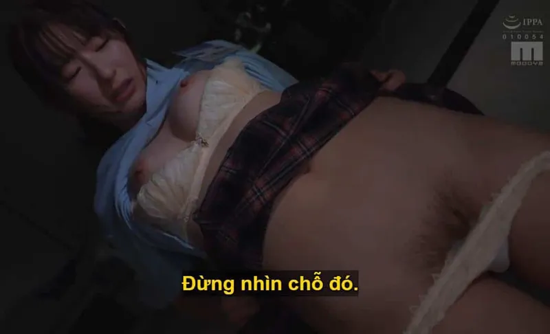 Ông chủ lập mưu "xử đẹp" cô nhân viên dưới quyền kiêu căng lười nhác, suốt ngày chỉ chăm chăm chat chit với người yêu.